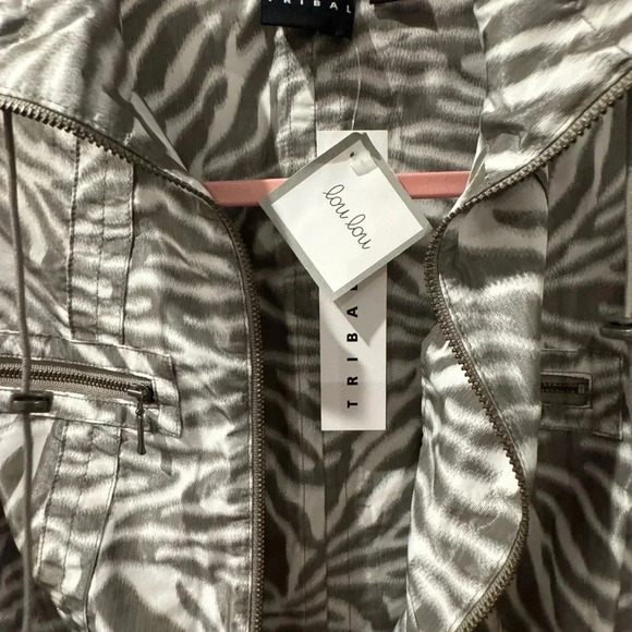 🍀 TRIBAL NWT ANIMAL PRINT 3/4 SLEEVE WINDBREAKER IN SAND - Picture 6 of 8